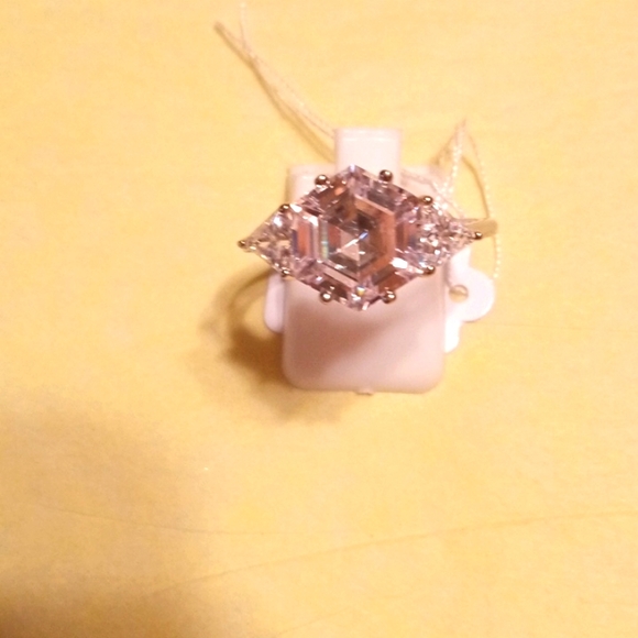 Finest Swarovski Zirconia ring - Picture 1 of 1